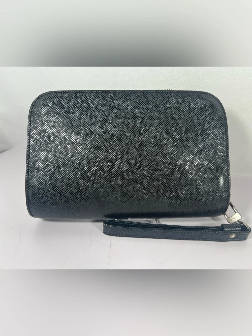 7091: Louis Vuitton Taiga Leather Zip Wristlet Clutch Black